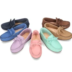 Mocasín con lazos en piel Nobuck para mayores piso conductor.