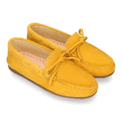 Mocasín con lazos en piel serraje para mayores piso conductor.