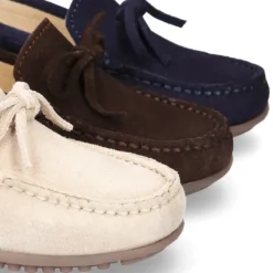 Mocasín con lazos en serraje para mayores piso conductor.