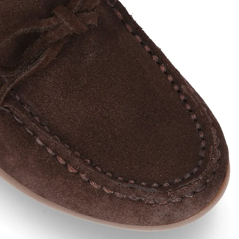 Mocasín con lazos en serraje para mayores piso conductor.