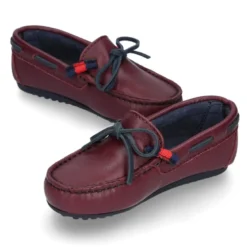 Mocasín estilo NÁUTICO con lazos y bandera en piel en color burdeos.