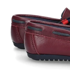 Mocasín estilo NÁUTICO con lazos y bandera en piel en color burdeos.