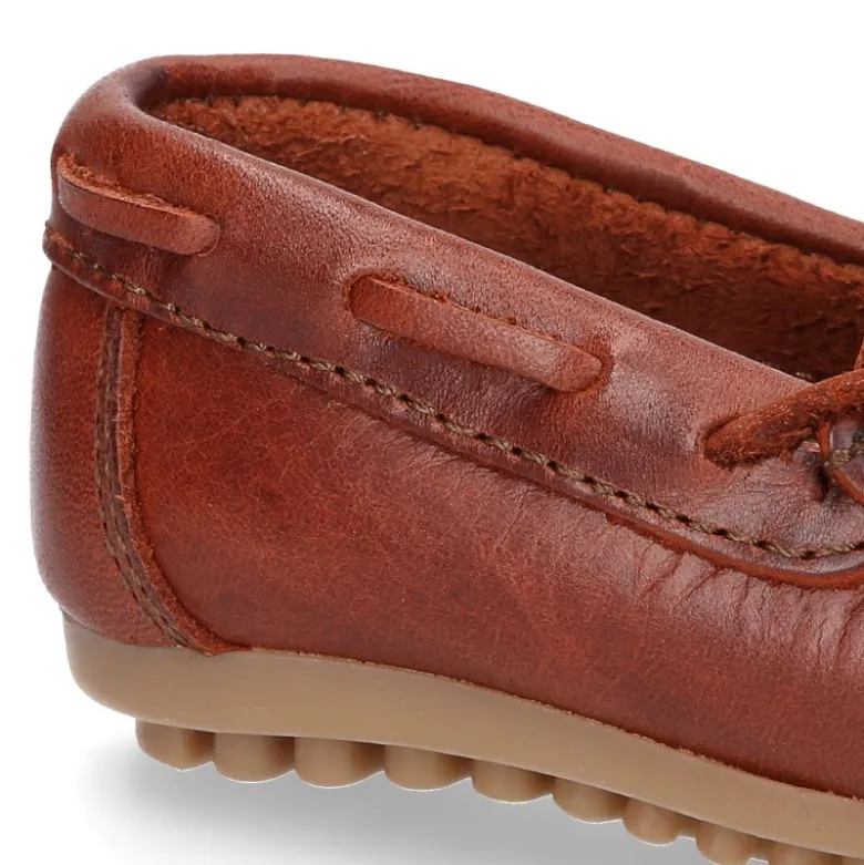 Mocasín lazos mayores en piel trabajada.