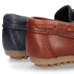 Mocasín lazos mayores en piel trabajada.