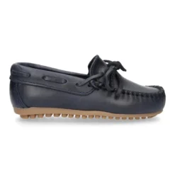 Mocasín lazos mayores en piel trabajada.