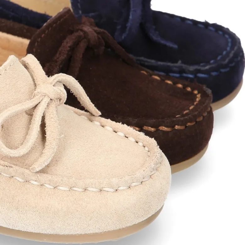 Mocasín lazos peques piso conductor en serraje.