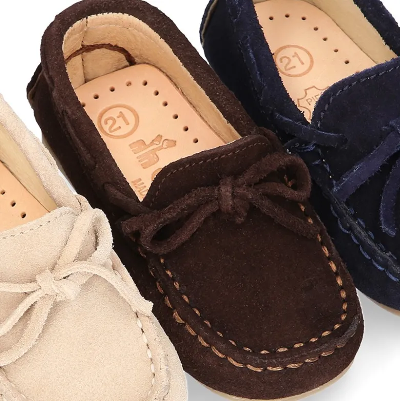 Mocasín lazos peques piso conductor en serraje.
