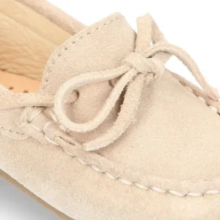 Mocasín lazos peques piso conductor en serraje.