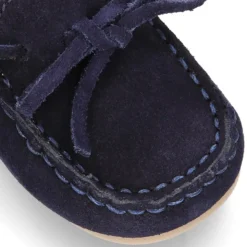 Mocasín lazos peques piso conductor en serraje.