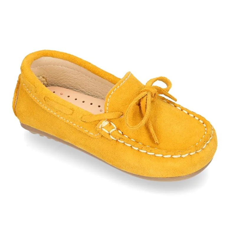 Mocasín lazos peques piso conductor en piel serraje.