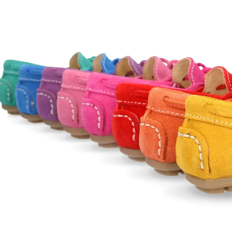 Mocasín lazos peques piso conductor en piel serraje.