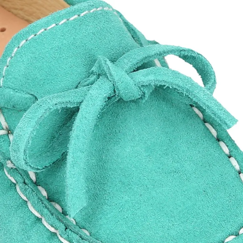 Mocasín lazos peques piso conductor en piel serraje.