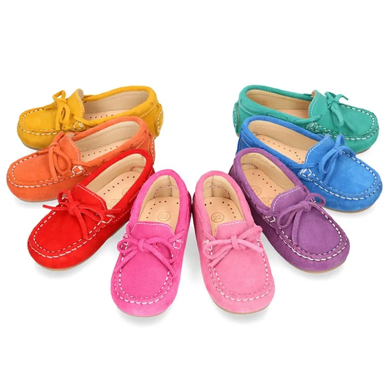 Mocasín lazos peques piso conductor en piel serraje.