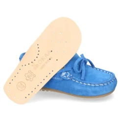 Mocasín lazos peques piso conductor en piel serraje.