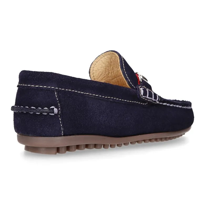 Mocasín mayores con bandera y estribo en piel serraje.
