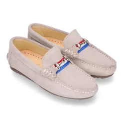 Mocasín mayores con bandera y estribo en piel serraje.
