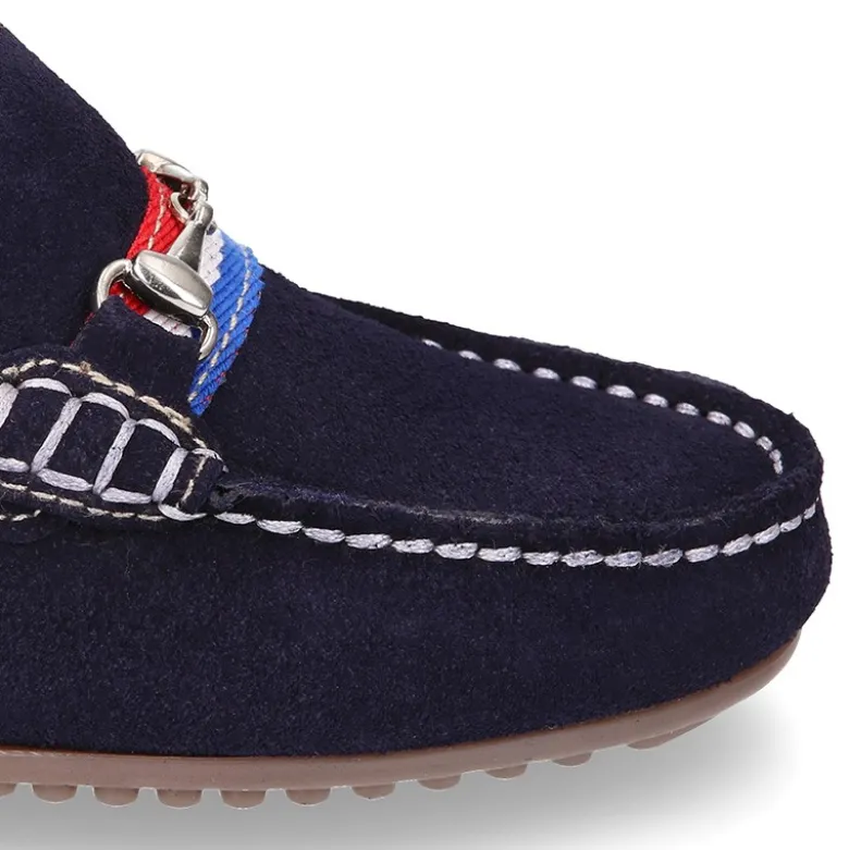 Mocasín mayores con bandera y estribo en piel serraje.