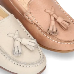 Mocasín mayores con borlas en piel EXTRA SUAVE en colores pasteles.