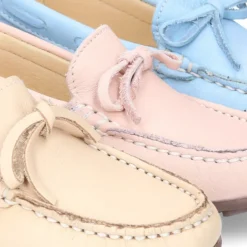 Mocasín mayores con lazos en piel EXTRA SUAVE en colores pasteles.