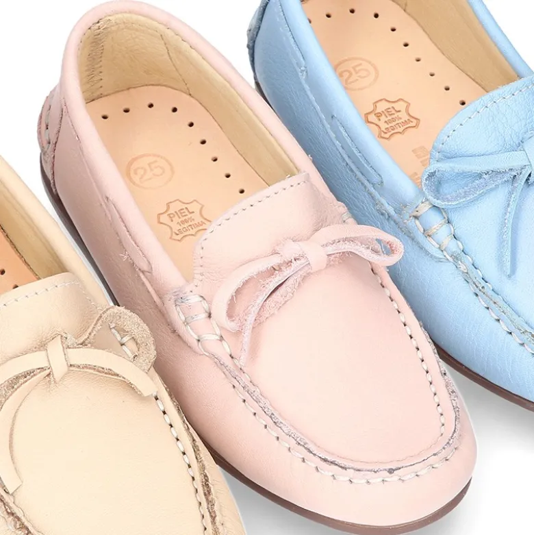 Mocasín mayores con lazos en piel EXTRA SUAVE en colores pasteles.