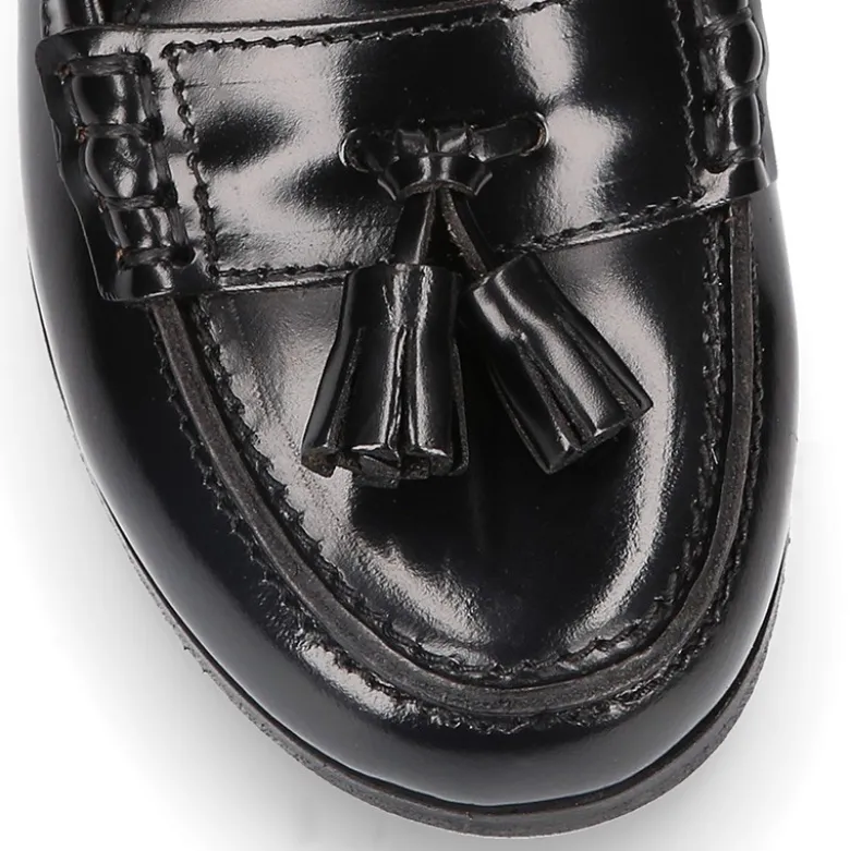 Mocasín NIÑA colegial con borlas en piel Antik.