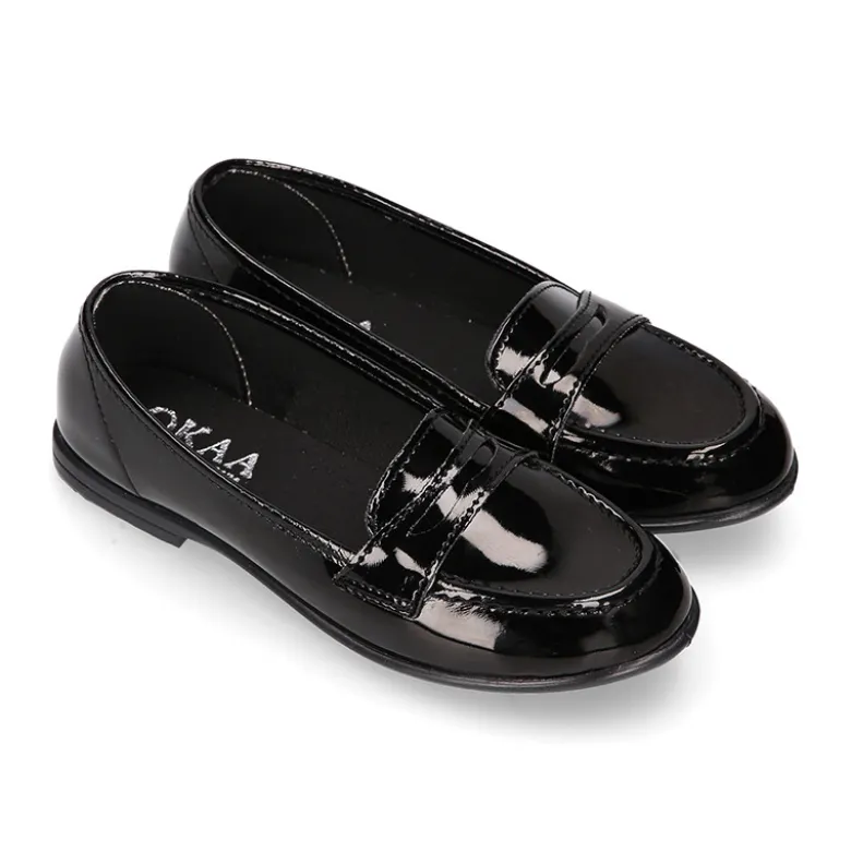 Mocasín niña OKAA estilizado en charol NEGRO.
