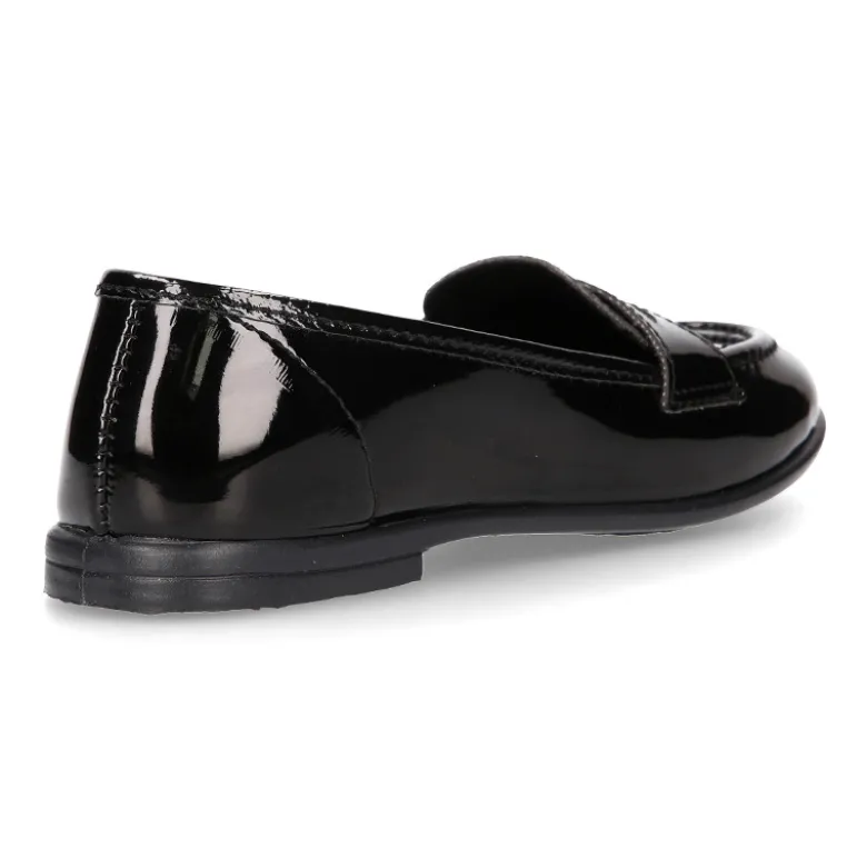Mocasín niña OKAA estilizado en charol NEGRO.