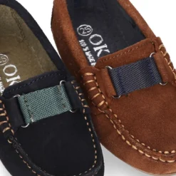 Mocasín Niño aplique CINTA contraste en piel serraje.