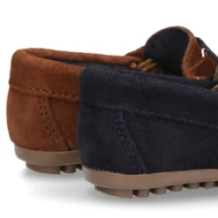 Mocasín Niño aplique CINTA contraste en piel serraje.