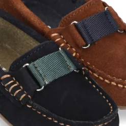 Mocasín Niño aplique CINTA contraste en piel serraje.