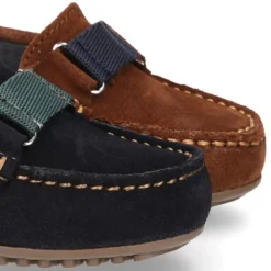 Mocasín Niño aplique CINTA contraste en piel serraje.