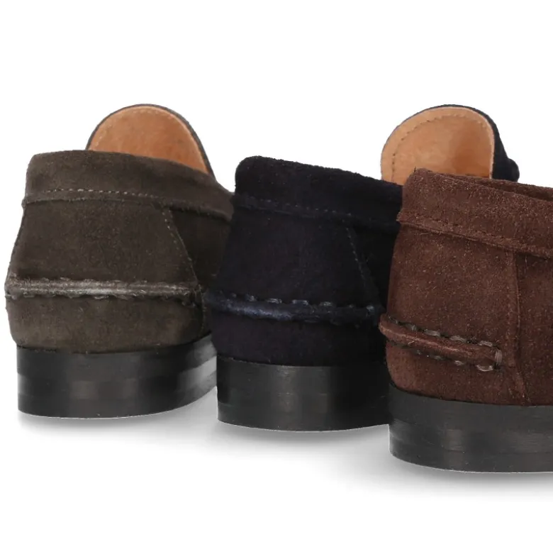 Mocasín niño borlas suela gruesa en piel serraje.