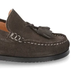 Mocasín niño borlas suela gruesa en piel serraje.