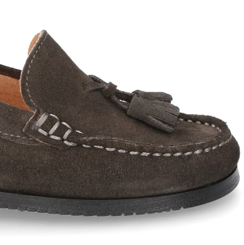 Mocasín niño borlas suela gruesa en piel serraje.