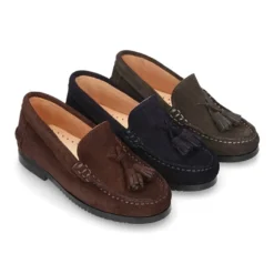 Mocasín niño borlas suela gruesa en piel serraje.