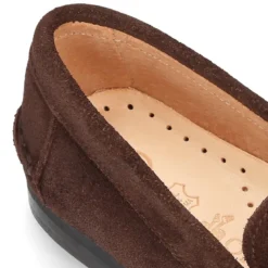 Mocasín niño borlas suela gruesa en piel serraje.