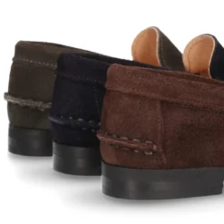 Mocasín niño borlas suela gruesa en piel serraje.