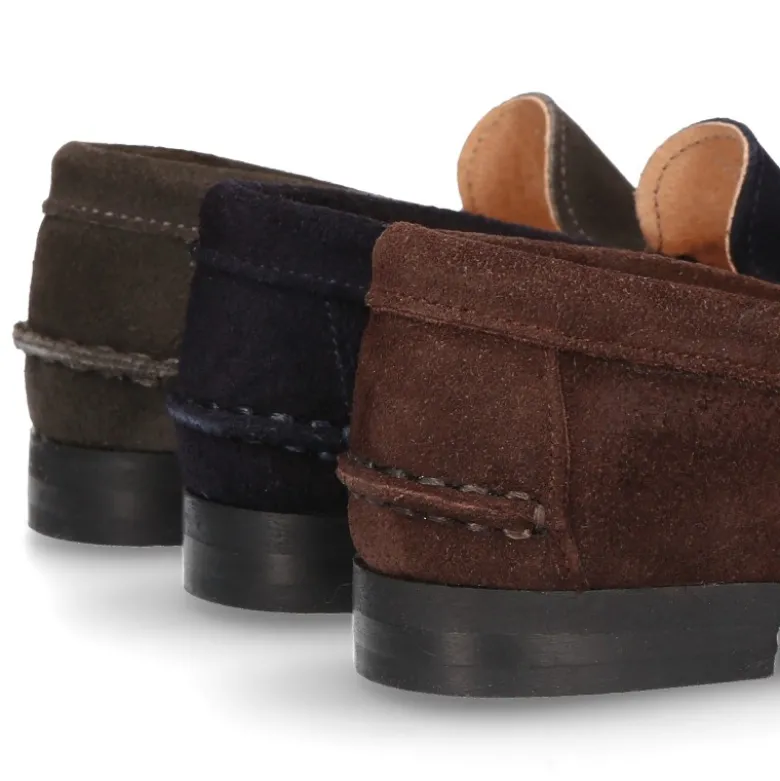 Mocasín niño borlas suela gruesa en piel serraje.