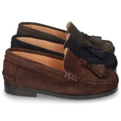 Mocasín niño borlas suela gruesa en piel serraje.