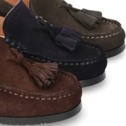 Mocasín niño borlas suela gruesa en piel serraje.