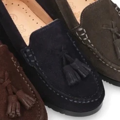 Mocasín niño borlas suela gruesa en piel serraje.
