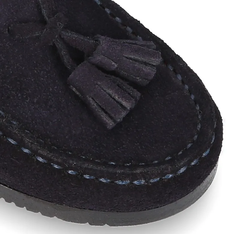 Mocasín niño borlas suela gruesa en piel serraje.