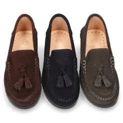 Mocasín niño borlas suela gruesa en piel serraje.