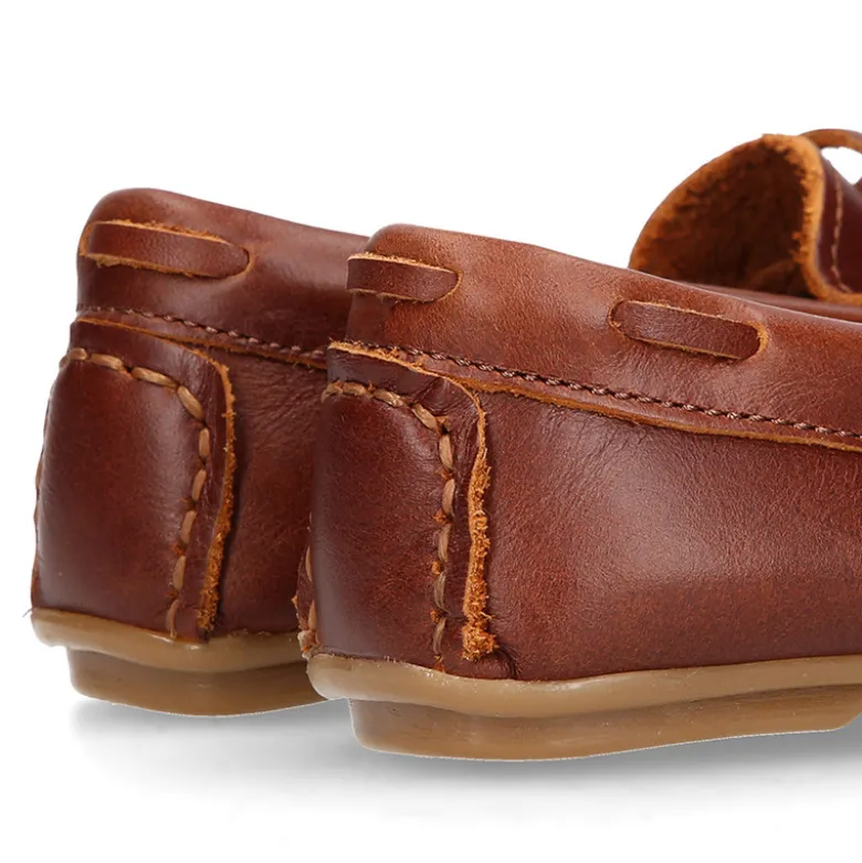 Mocasín niño clásico con diseño con lazos en piel cuero.