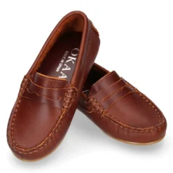 Mocasín niño clásico con diseño de antifaz en piel cuero.
