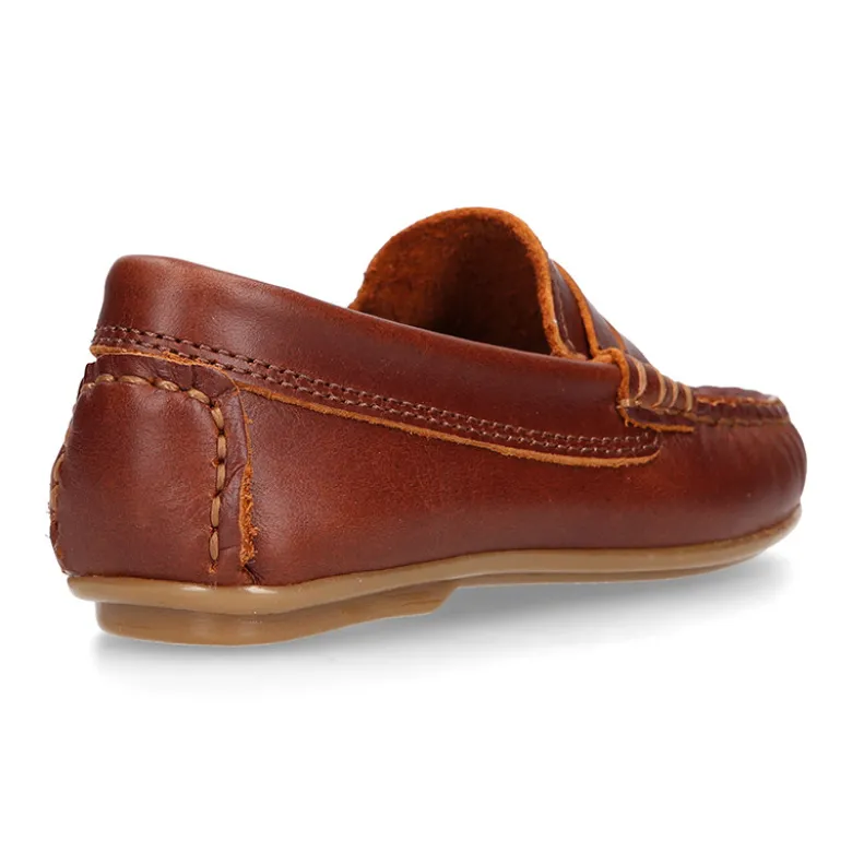 Mocasín niño clásico con diseño de antifaz en piel cuero.