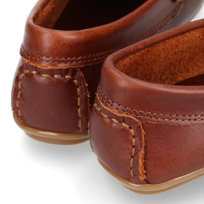 Mocasín niño clásico con diseño de antifaz en piel cuero.