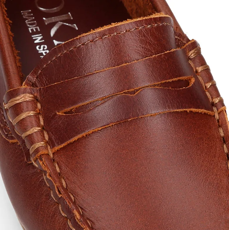 Mocasín niño clásico con diseño de antifaz en piel cuero.