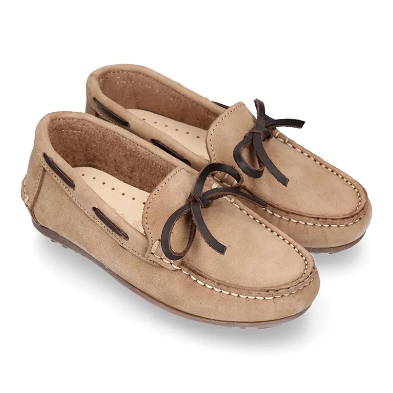 Mocasín niño con lazos a contraste en piel Nobuck Suave.