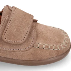 Mocasín niño en piel serraje con cierre adherente.